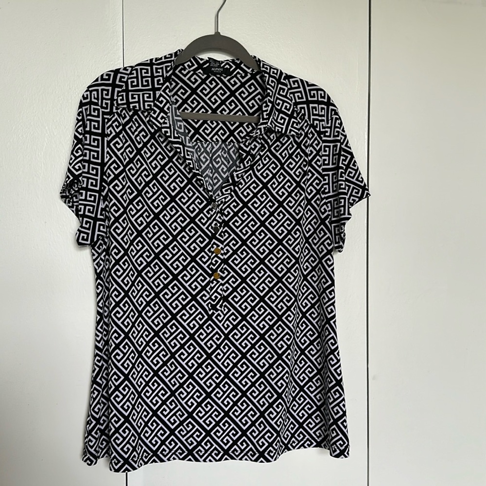 Alfani 2x Women Plus Size Office Wear Short Sleeve top in navy white greek key